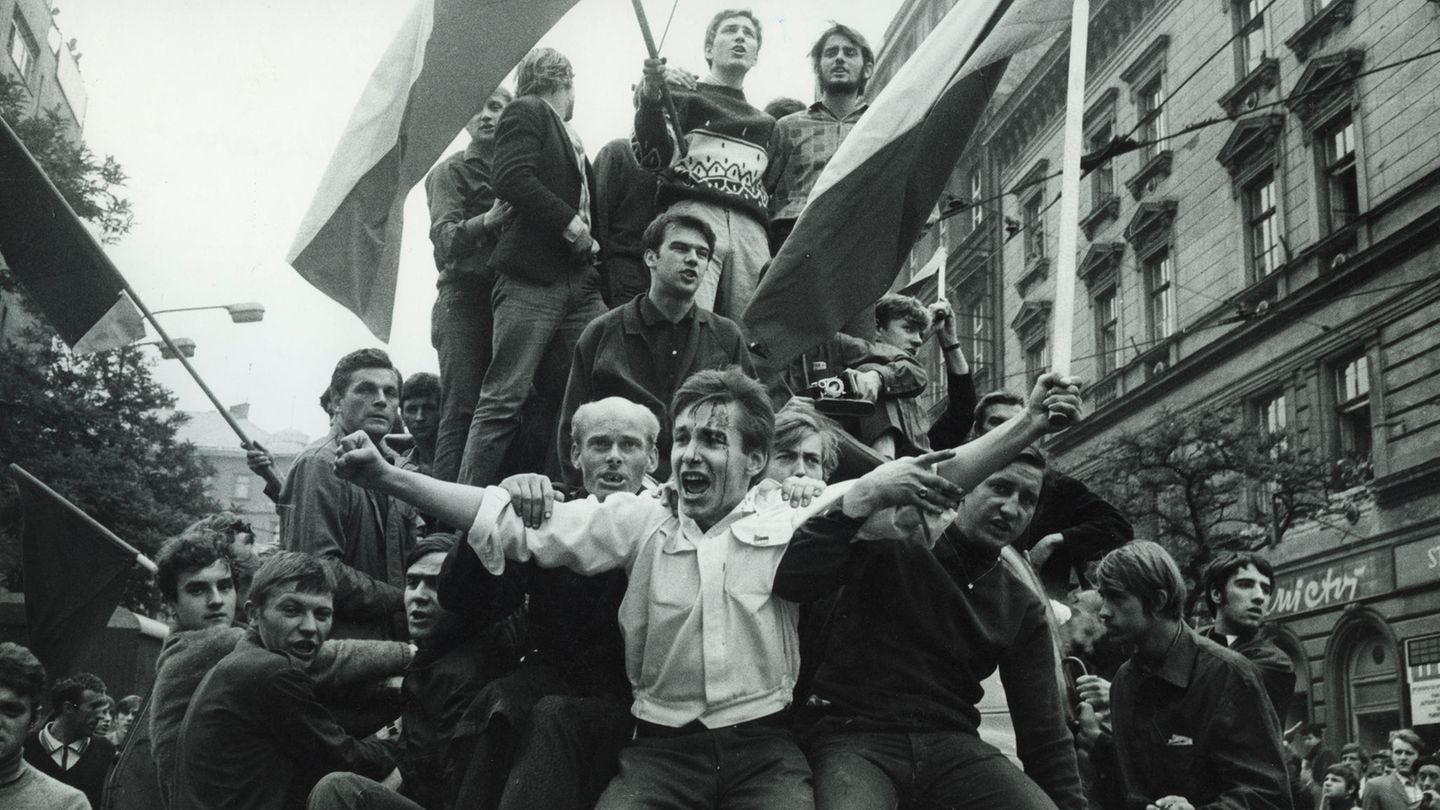 Der Prager Frühling Foto von Volker Krämer: Prag 1968 – junge Tschechen haben einen Lastwagen erklommen und hoffen auf Freiheit