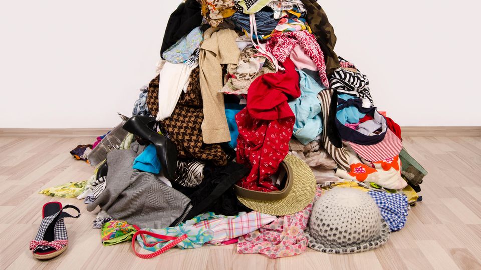 Kleidung auf einem Haufen sammeln Laut KonMari-Methode werden die Kleider gestapelt