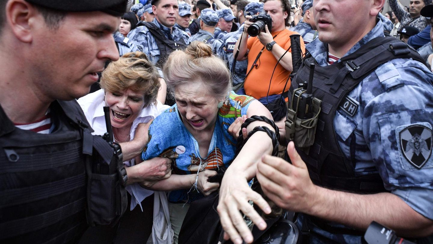 Bei unerlaubten Protesten in Moskau (Russland) gab es Dutzende Festnahmen
