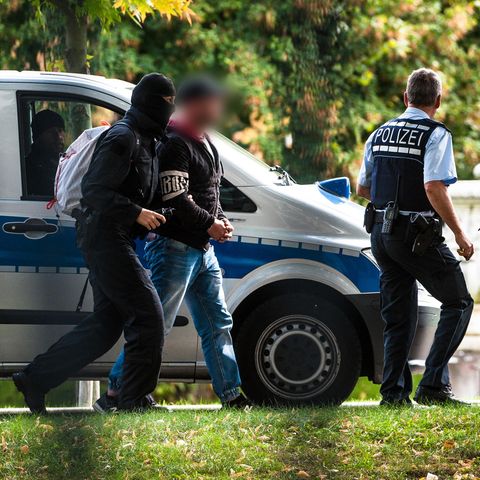 Einer der mutmaßlichen Rechtsterrroisten von "Revolution Chemnitz" nach seiner Festnahme am Bundesgerichtshof in Karlsruhe