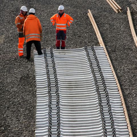 Die Deutsche Bahn hat mit der Sanierung der ICE-Strecke Hannover-Göttingen begonnen, was für Reisende in den kommenden sechs Monaten längere Fahrzeiten bedeutet.