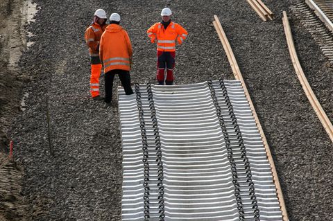 Die Deutsche Bahn hat mit der Sanierung der ICE-Strecke Hannover-Göttingen begonnen, was für Reisende in den kommenden sechs Monaten längere Fahrzeiten bedeutet.
