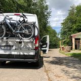 Wer mit Reisemobil oder Caravan unterwegs ist, muss nicht immer klassische Ziele wie den Badesee ansteuern. Auch abseits beliebter Touristenrouten gibt es vieles zu entdecken: zum Beispiel diesen alten DDR-Bunker in einem Waldstück bei Tessin.