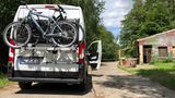 Wer mit Reisemobil oder Caravan unterwegs ist, muss nicht immer klassische Ziele wie den Badesee ansteuern. Auch abseits beliebter Touristenrouten gibt es vieles zu entdecken: zum Beispiel diesen alten DDR-Bunker in einem Waldstück bei Tessin.