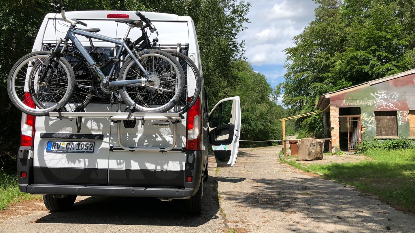 Geheimbunker im Wald: Wer mit Reisemobil oder Caravan unterwegs ist, muss nicht immer klassische Ziele wie den Badesee ansteuern. Auch abseits beliebter Touristenrouten gibt es vieles zu entdecken: zum Beispiel diesen alten DDR-Bunker in einem Waldstück bei Tessin. Wer mit Reisemobil oder Caravan unterwegs ist, muss nicht immer klassische Ziele wie den Badesee ansteuern. Auch abseits beliebter Touristenrouten gibt es vieles zu entdecken: zum Beispiel diesen alten DDR-Bunker in einem Waldstück bei Tessin.