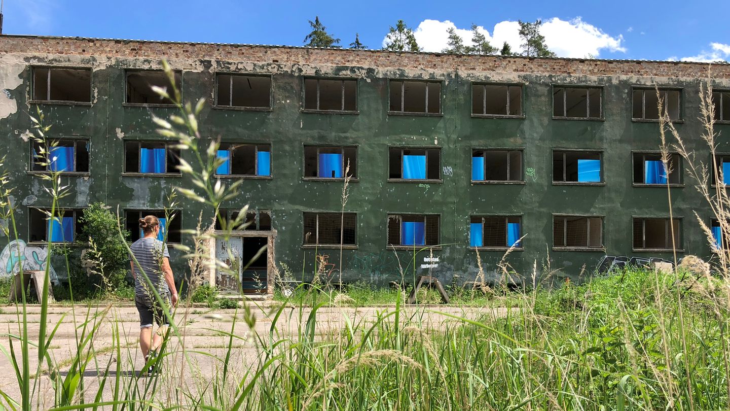 Der Bunker gehörte zu der Volksmarine der DDR und wurde Anfang der Siebzigerjahre erbaut. Nach der politischen Wende verlor er seine Bedeutung, wurde verschlossen und versiegelt. Das Bild zeigt eines der zwei Mannschaftsgebäude.