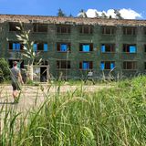 Der Bunker gehörte zu der Volksmarine der DDR und wurde Anfang der Siebzigerjahre erbaut. Nach der politischen Wende verlor er seine Bedeutung, wurde verschlossen und versiegelt. Das Bild zeigt eines der zwei Mannschaftsgebäude.