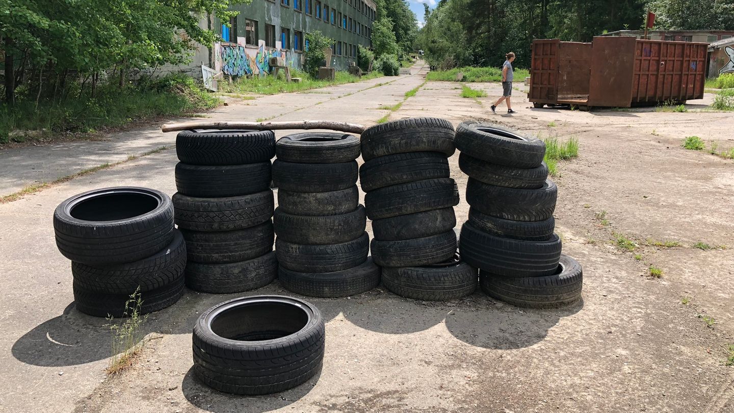 Der Bunker liegt zwischen den Ortschaften Laage und Tessin, etwa 1,5 Kilometer westlich der Gemeinde Drüsewitz in einem Waldgebiet mit dichter Bewachsung. Eine Hochspannungsanlage sicherte früher das gesamte Gelände.