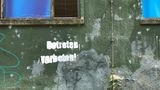 "Betreten verboten!" steht auf der Außenwand eines Gebäudes. Teile der Gebäude sind baufällig. Feuchtigkeit, aber auch Vandalismus setzen ihnen zu.