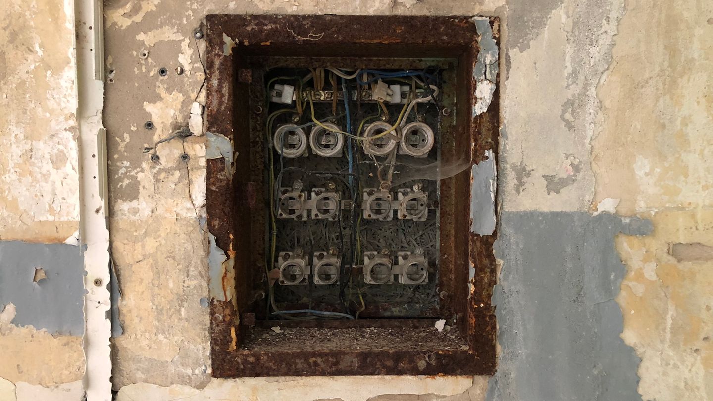 Geheimbunker im Wald: Der alte Sicherungskasten in einem der Mannschaftsgebäude ist schon längst außer Betrieb. Wo einst Strom floss, weben heute Spinnen ihre Netze. Weitere Informationen zu der Anlage unter "Bunker Tessin". Der alte Sicherungskasten in einem der Mannschaftsgebäude ist schon längst außer Betrieb. Wo einst Strom floss, weben heute Spinnen ihre Netze. Weitere Informationen zu der Anlage unter "Bunker Tessin".