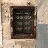 Der alte Sicherungskasten in einem der Mannschaftsgebäude ist schon längst außer Betrieb. Wo einst Strom floss, weben heute Spinnen ihre Netze.  Weitere Informationen zu der Anlage unter "Bunker Tessin". 