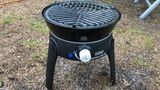 Mein wichtigster Gegenstand beim Campen ist:  "Dieser Gasgrill. Wir haben den vor zwei Jahren gekauft. Er wird schnell heiß, ist handlich und einfach toll. Auf dem Foto sieht er nicht so gut aus. Normalerweise liegt da nämlich noch Fleisch drauf." (Wolfgang)