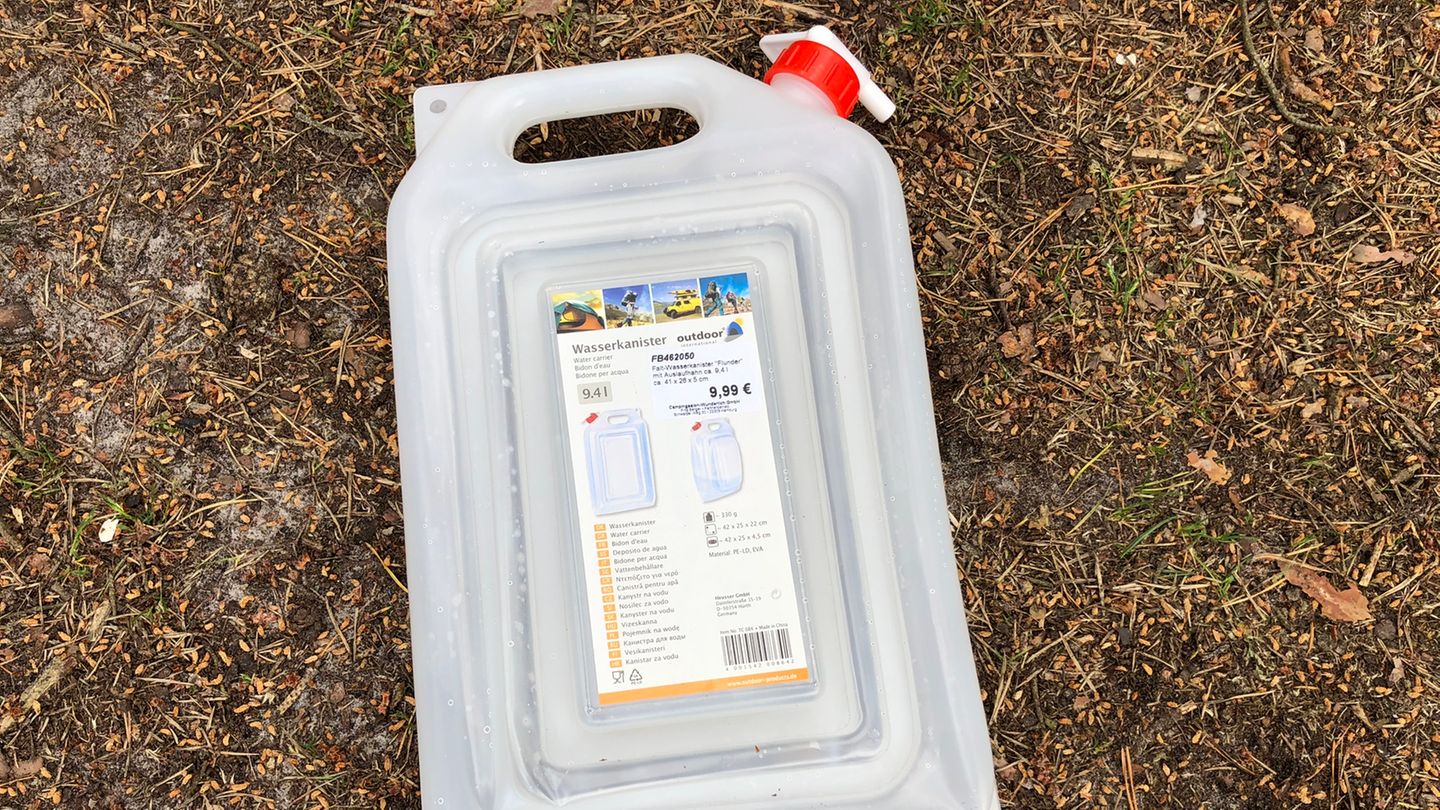 Mein wichtigster Gegenstand beim Campen ist:  "Dieser faltbare Wasserkanister. Da passen 9,4 Liter rein und mit dem kann ich den Wassertank unseres Campers auffüllen. So haben wir immer ausreichend Wasser für Kaffee oder Espresso." (Janine)