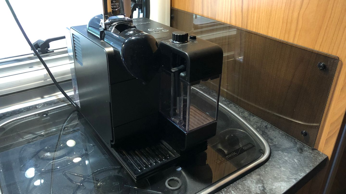 Mein wichtigster Gegenstand beim Campen ist:  "Unsere Espressomaschine. Die dürften wir eigentlich gar nicht zeigen, wir sind ja beim Campen. Aber ohne Frühstückskaffee geht bei uns nichts." (Sabine und Hartmut)