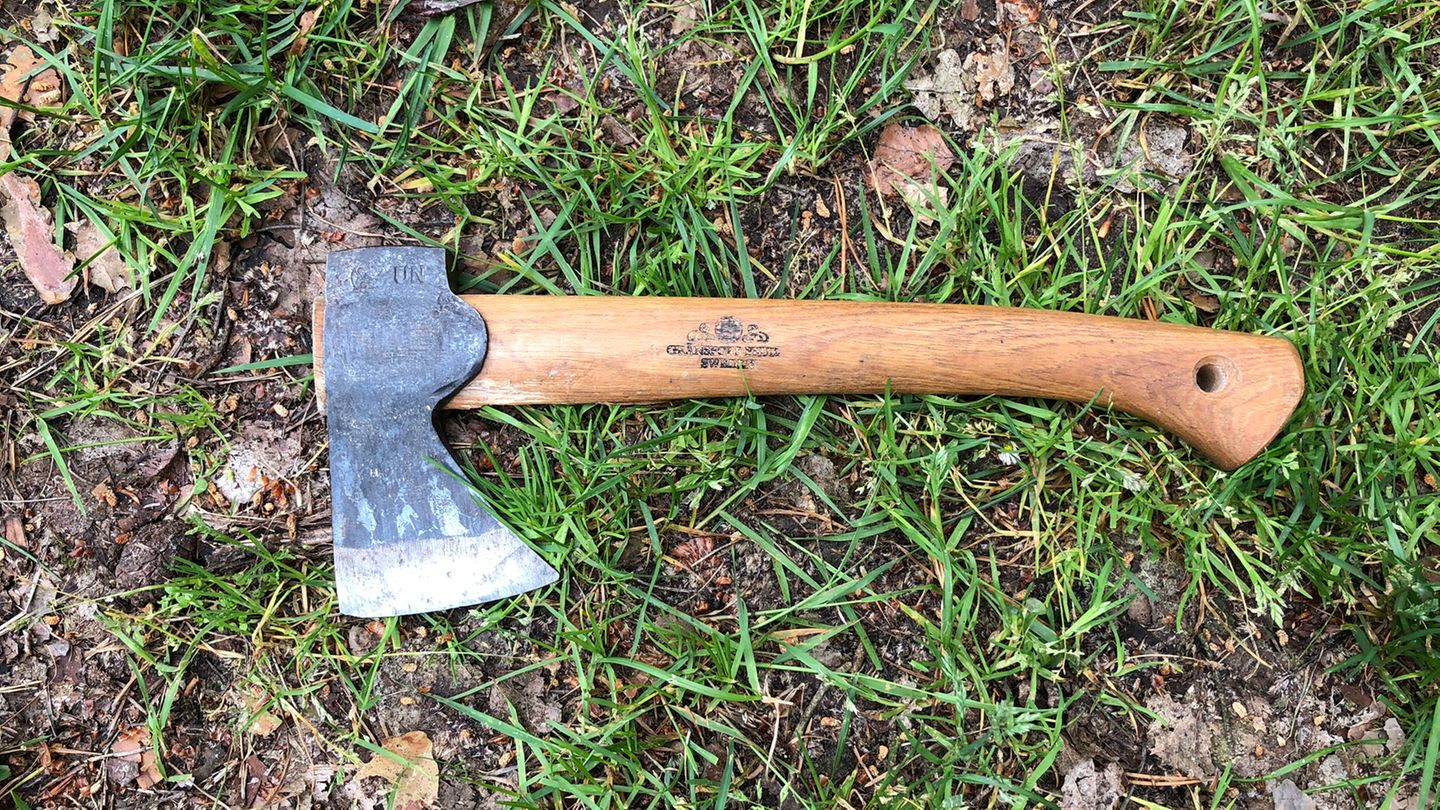 Mein wichtigster Gegenstand beim Campen ist:  "Mein Hackebeil. Wir fahren sehr oft nach Schweden und da brauche ich das, um Feuerholz zu hacken. Das Beil habe ich auch vor Ort gekauft - echte Qualität." (Andy)