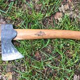 Mein wichtigster Gegenstand beim Campen ist:  "Mein Hackebeil. Wir fahren sehr oft nach Schweden und da brauche ich das, um Feuerholz zu hacken. Das Beil habe ich auch vor Ort gekauft - echte Qualität." (Andy)