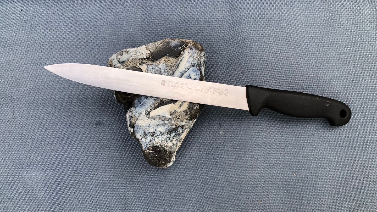 Mein wichtigster Gegenstand beim Campen ist:  "Ein vernünftiges Messer. Wir kochen unterwegs sehr viel und damit macht man sich das Leben einfacher. Den Feuerstein haben wir übrigens auf Fehmarn gefunden." (Martin)