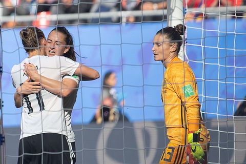 Alexandra Popp (l.) umarmt Sara Däbritz, nach dem diese hellwach den Siegtreffer gegen Spanien per Abstauber erzielt hat