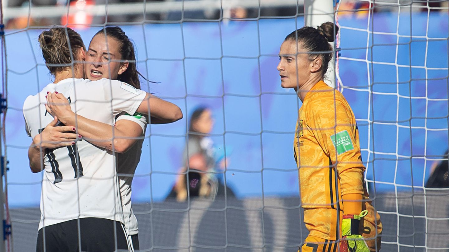 Alexandra Popp (l.) umarmt Sara Däbritz, nach dem diese hellwach den Siegtreffer gegen Spanien per Abstauber erzielt hat
