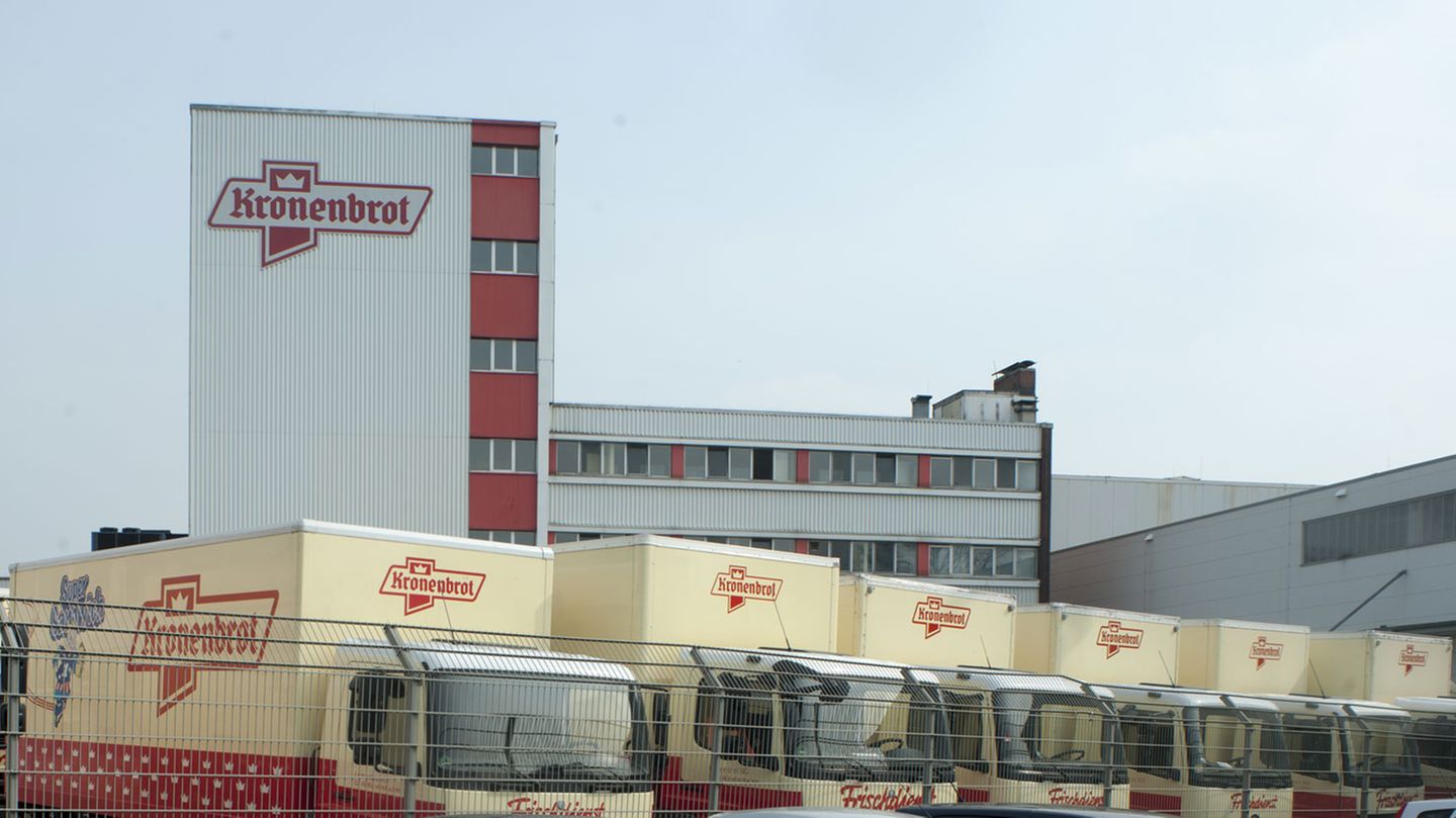 Kettler stellt Produktion ein: Kronenbrot (2019, 2016) Mehr als 150 Jahre Backtradition hat Kronenbrot auf dem Buckel. 1865 ging es mit einer Landbäckerei in Würselen im Raum Aachen los. Im 20. Jahrhunderts wuchs Kronenbrot zur industriellen Großbäckerei, die heute rund 3000 Lebensmittelhändler und Großverbraucher in Nordrhein-Westfalen beliefert. Am 12. Juni 2019 musste das Unternehmen zum zweiten Mal nach 2016 Insolvenz anmelden. Der Betrieb mit rund 980 Mitarbeitern läuft vorerst weiter. Kronenbrot (2019, 2016) Mehr als 150 Jahre Backtradition hat Kronenbrot auf dem Buckel. 1865 ging es mit einer Landbäckerei in Würselen im Raum Aachen los. Im 20. Jahrhunderts wuchs Kronenbrot zur industriellen Großbäckerei, die heute rund 3000 Lebensmittelhändler und Großverbraucher in Nordrhein-Westfalen beliefert. Am 12. Juni 2019 musste das Unternehmen zum zweiten Mal nach 2016 Insolvenz anmelden. Der Betrieb mit rund 980 Mitarbeitern läuft vorerst weiter.