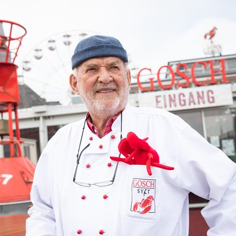 Promi-Gastronom Jürgen Gosch vor seinem Restaurant im Hafen von List auf Sylt