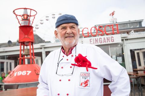 Promi-Gastronom Jürgen Gosch vor seinem Restaurant im Hafen von List auf Sylt