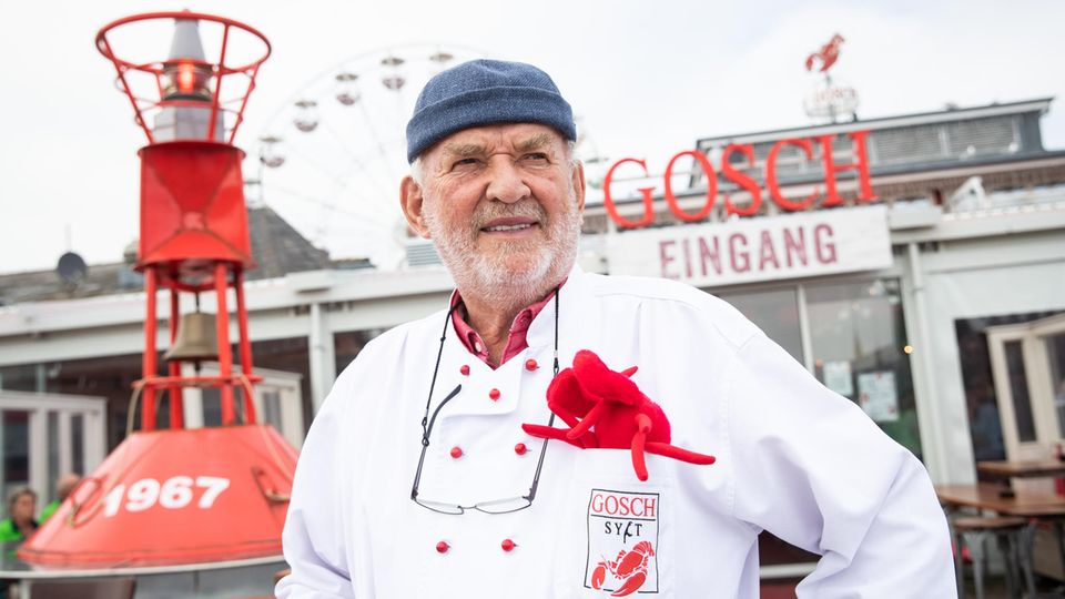 Promi-Gastronom Jürgen Gosch vor seinem Restaurant im Hafen von List auf Sylt