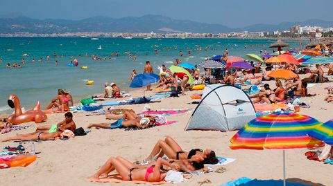 Ein Bild aus der Sommersaison 2018: Touristen sonnen sich am Strand von El Arenal