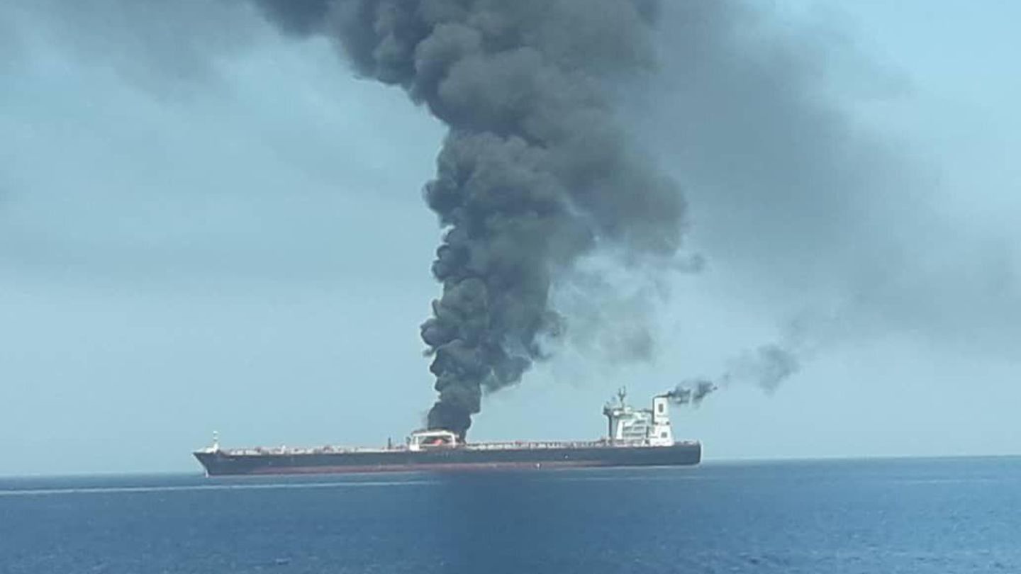 Rauch steigt vom norwegischen Tanker "Front Altair" auf