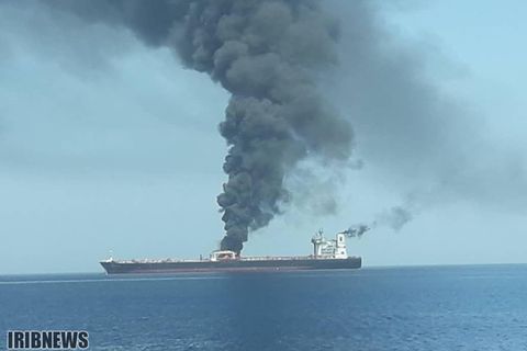 Rauch steigt vom norwegischen Tanker "Front Altair" auf