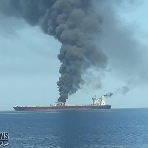 Rauch steigt vom norwegischen Tanker "Front Altair" auf