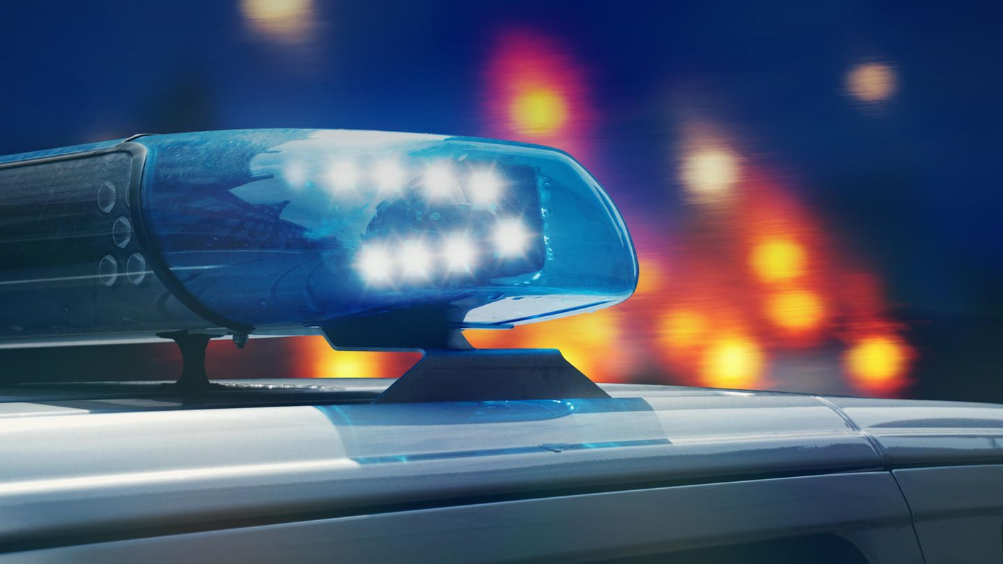 Ein Polizeiwagen mit Blaulicht bei Nacht