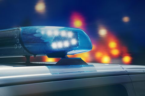 Ein Polizeiwagen mit Blaulicht bei Nacht