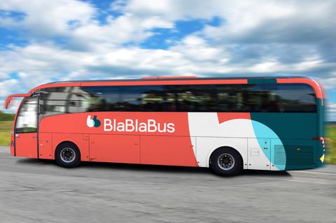 Roter Bus auf der Autobahn