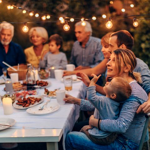 Eine Familie am Gartentisch