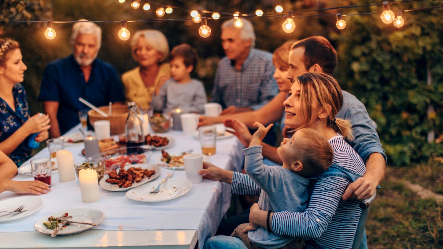 Eine Familie am Gartentisch