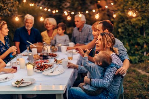 Eine Familie am Gartentisch