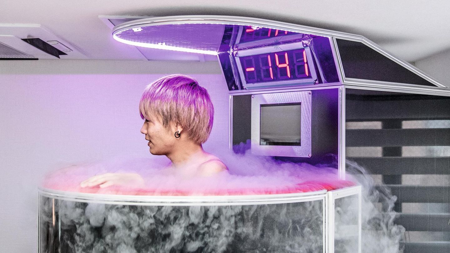 Ausweitung der Lebenszeit: Tokio, Japan: Die Kältetherapie verwandelt Flüssigstickstoff in eine eisige Wolke. Stoffwechsel und Immunsystem werden so angekurbelt Tokio, Japan: Die Kältetherapie verwandelt Flüssigstickstoff in eine eisige Wolke. Stoffwechsel und Immunsystem werden so angekurbelt