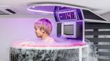 Tokio, Japan: Die Kältetherapie verwandelt Flüssigstickstoff in eine eisige Wolke. Stoffwechsel und Immunsystem werden so angekurbelt