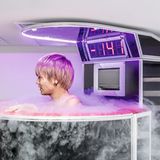 Tokio, Japan: Die Kältetherapie verwandelt Flüssigstickstoff in eine eisige Wolke. Stoffwechsel und Immunsystem werden so angekurbelt