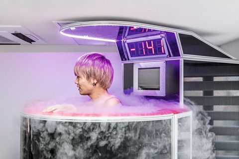 Tokio, Japan: Die Kältetherapie verwandelt Flüssigstickstoff in eine eisige Wolke. Stoffwechsel und Immunsystem werden so angekurbelt