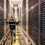 Stockport, England: Mehr als 500.000 DNA-Proben Freiwilliger lagern in der größten Biobank des Vereinigten Königreichs. Sie helfen bei der Erforschung von Krankheiten und deren genetischen Ursachen.