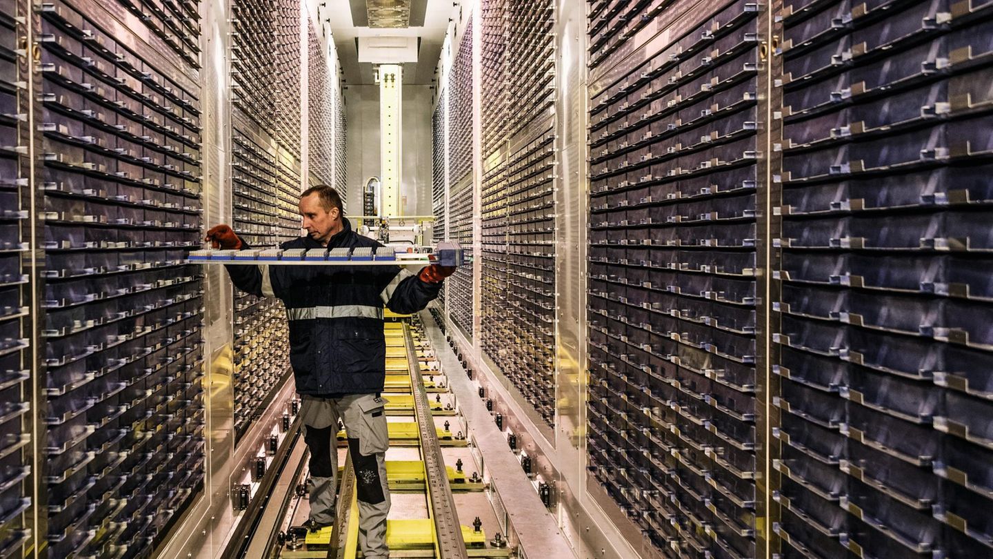 Stockport, England: Mehr als 500.000 DNA-Proben Freiwilliger lagern in der größten Biobank des Vereinigten Königreichs. Sie helfen bei der Erforschung von Krankheiten und deren genetischen Ursachen.