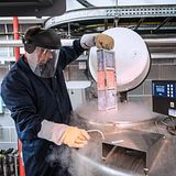 Stockport, England: In Kälteschutzausrüstung entnimmt der Labortechniker Steve Hoyland DNA-Proben der Tiefkühlung. Seit der Jahrtausendwende hat sich die automatisierte Auswertung menschlichen Erbguts stark beschleunigt. Heute können etwa komplette DNA-Sequenzen von Krebsgeschwüren binnen Tagesfrist entschlüsselt werden, um personalisierte Therapien zu ermöglichen.