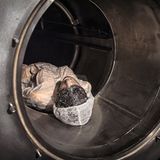 Mailand, Italien: In der Ausstellung "Real Bodies" zeigt das russische Unternehmen KrioRus eine durch Kälte konservierte Puppe. Die Firma konstruiert spezielle Container, um den gesamten Menschen einzufrieren und lebendig wieder aufzutauen, sobald die Medizin es erlaubt.