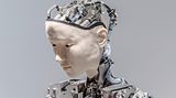 Tokio, Japan: Im Zukunftsmuseum präsentiert sich "Alter", ein humanoider Roboter. Futuristen glauben, dass Alter und seine Kollegen einmal intellektuell und emotional mit Menschen gleichziehen werden.
