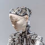 Tokio, Japan: Im Zukunftsmuseum präsentiert sich "Alter", ein humanoider Roboter. Futuristen glauben, dass Alter und seine Kollegen einmal intellektuell und emotional mit Menschen gleichziehen werden.