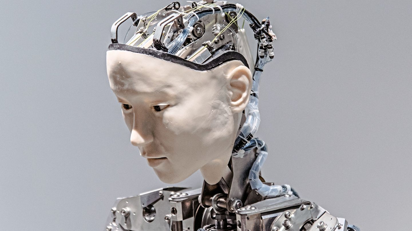 Tokio, Japan: Im Zukunftsmuseum präsentiert sich "Alter", ein humanoider Roboter. Futuristen glauben, dass Alter und seine Kollegen einmal intellektuell und emotional mit Menschen gleichziehen werden.