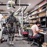 Tokio, Japan: In einem Systemlabor der Universität Tokio arbeitet ein Student am Humanoiden Kengoro. Zum Teil werden menschenähnliche Maschinen heute noch immer von Hand programmiert, oft enthalten sie jedoch autonom lernende Software.