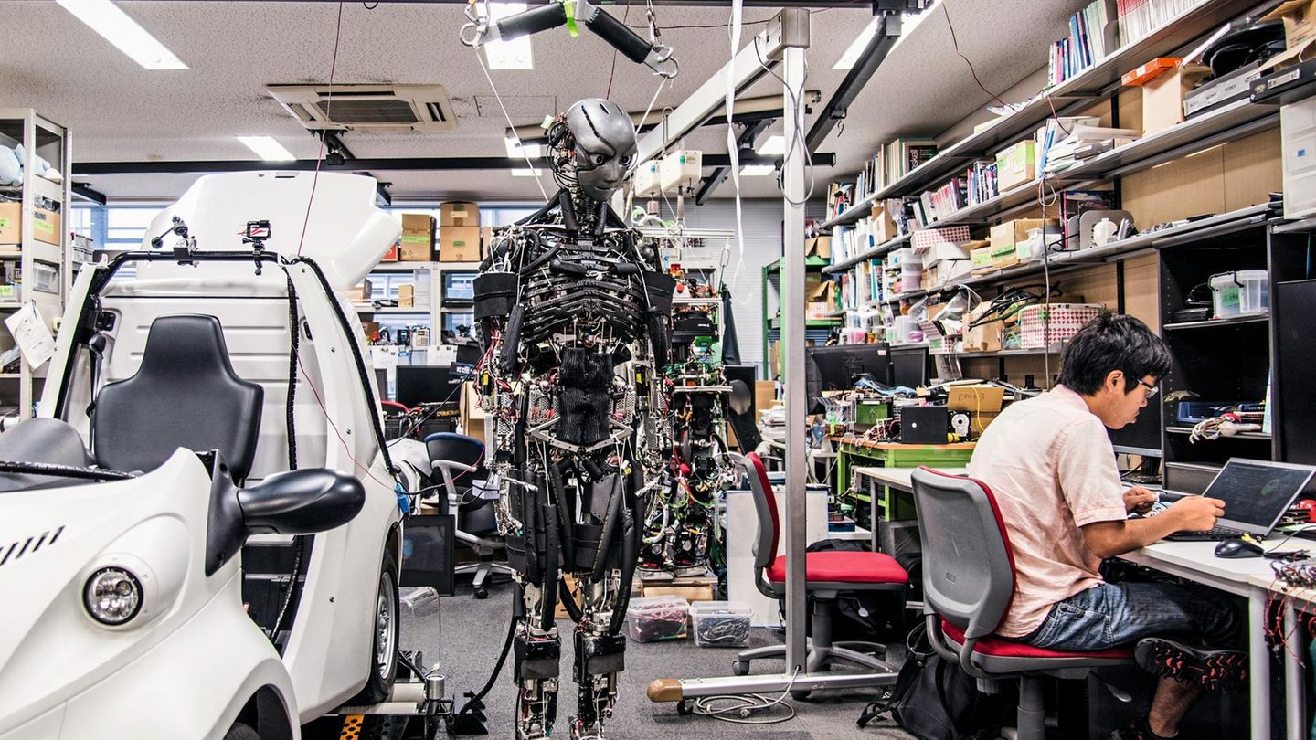 Tokio, Japan: In einem Systemlabor der Universität Tokio arbeitet ein Student am Humanoiden Kengoro. Zum Teil werden menschenähnliche Maschinen heute noch immer von Hand programmiert, oft enthalten sie jedoch autonom lernende Software.
